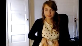 रशियन किशोरवयीन मुलगी आनंदाने विलाप करते आणि मिशनरी स्थितीत तिची मधुर मांजर ड्रिल करते. तो दया न करता तिच्या अतृप्त रशियन स्लीट fucks.