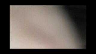 रसाळ सिलिकॉन बूबीज असलेली रेवेन केसांची स्लटी सौंदर्य आंघोळ करताना तिच्या तहानलेल्या सहकाऱ्याला वाफाळलेल्या खोल घशाने प्रदान करते. फॅन्टसी मसाज पॉर्न व्हिडिओमध्ये ती शोषक सौंदर्य पहा!