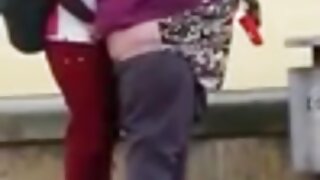 चांगल्या आकाराची कामुक स्त्री तिच्या नवीन BF चे कडक लंड चालवते आणि चोखते