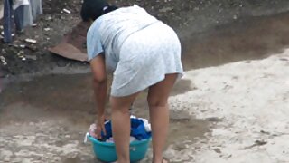 मोहक मुलगी तिच्या भिजत ओल्या मांजर पॉलिश आणि बोटांनी मिळवत