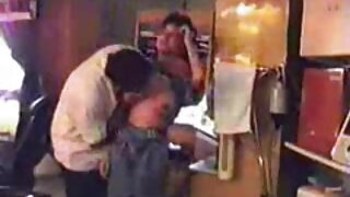 गडद केसांची घाणेरडी सेक्स भांडी अंथरुणावर कनिलिंगससह एकमेकांना प्रसन्न करतात